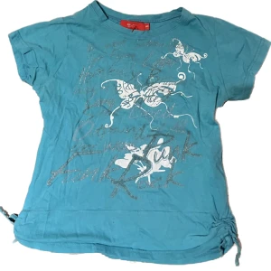 Söt tröja - Jättesöt topp med tryck fram till och knyten på sidorna. Tröjan är egentligen en barntröja i storlek 140 men passar jättefint som en lite kortare tröja. Den sitter bra på mig som vanligt vis har S i tröjor🌸