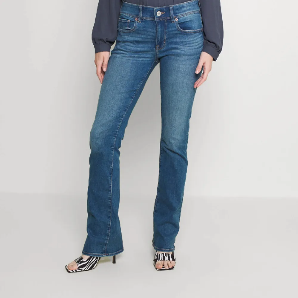 slutsålda kickboot jeans från american eagle💓 superbra skick endast använd fåtals gånger, storlek 34/S passar mig bra i längden som är 164/165 skriv för fler mått💓  ord pris 579. Jeans & Byxor.