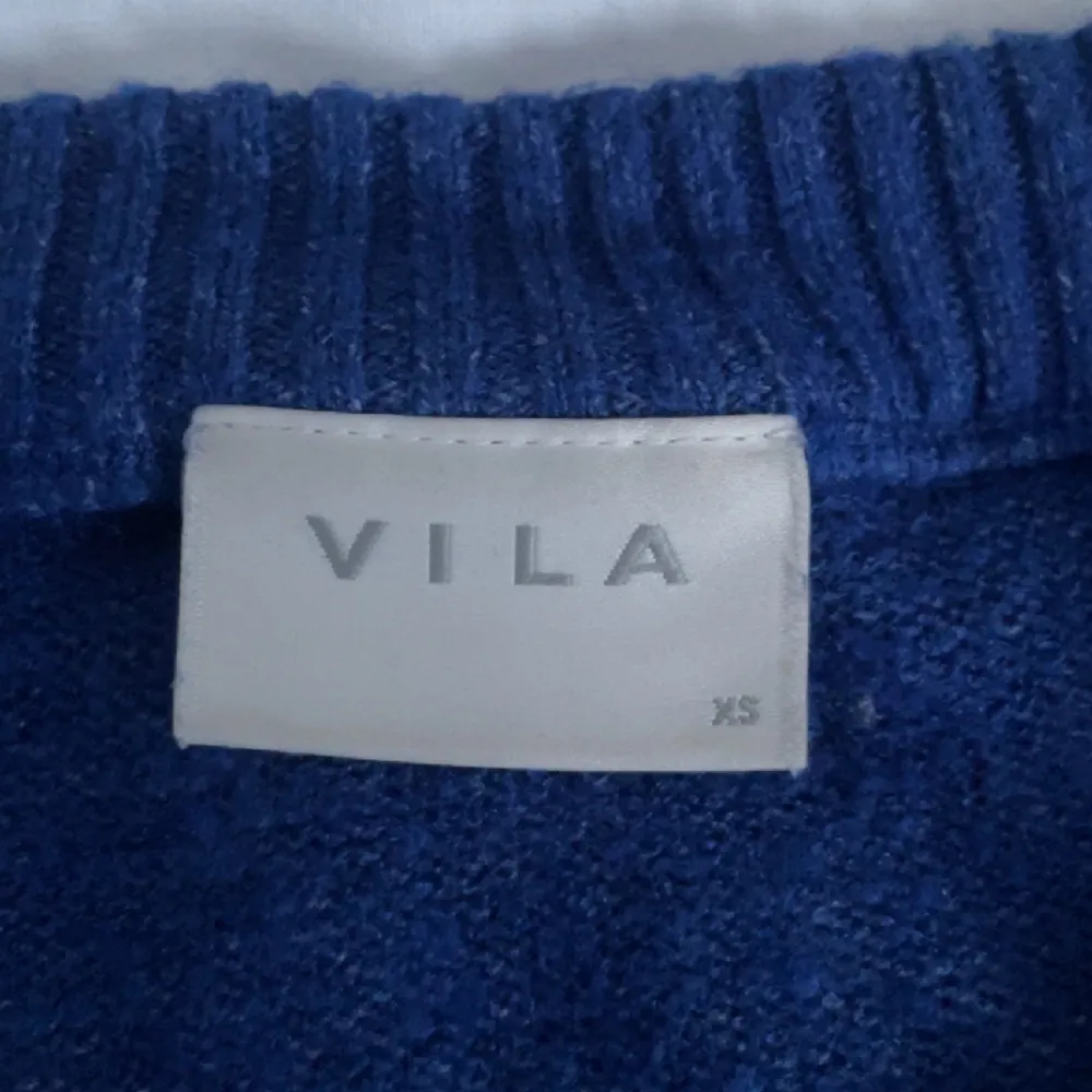 Säljer min trendiga tröja från VILA i nytt skick. Säljer den på grund av att jag inte använt den. Storlek Xs.. Stickat.