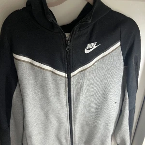 nike tech fleece, storlek L men i barnstolek så den är typ Xs - Den är lite nopprig vid axlarna