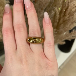 Edblad ring  - Säljer denna jätte fina Edblad ringen som är slutsåld på hemsidan!💕 den är i storlek S(16,8mm) och nypriset är 450kr men säljer den flr 250kr