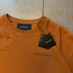 Peak Performance Sweatshirt - Säljer min helt nya peak performance tröja då jag fick den i julklapp och jag inte kunde lämna tillbaka den. Färgen är brunare än på bilden och perfekt nu till våren. Har ni frågor eller prisförslag är det bara skriva 💪