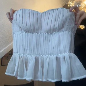 Topp  - Supersöt topp från HM i storlek 34! Använd ett par gånger men i fint skick! Färgen är ljusrosa o verkligheten!💕💕