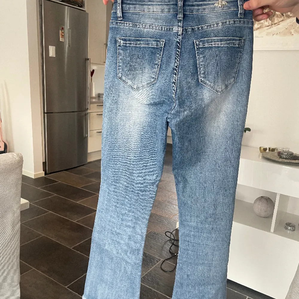 Ett par så snygga blåa jeans från märket Denim Stories, men köpt i butiken Raglady i Helsingborg! Modellen är i croppad flare och sitter som en smäck! Knappt använda 😍. Jeans & Byxor.