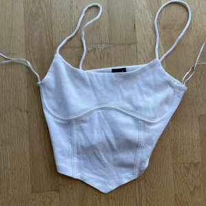 Vit topp  - Ej använd vit topp, köpare betalar för frakt