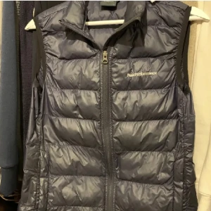 Peak performance väst - Hej säljer min peak väst då jag fått en annan och inte använder denna längre  Kan även tänka mig ta emot byte 