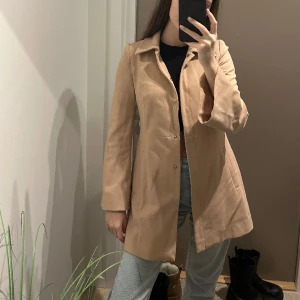 Smutsrosa kappa - En smutsrosa vårjacka från Zara. Endast använd ett fåtal gånger så i väldigt fint skick