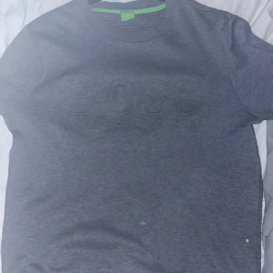 Hugo boss tröja - En fin skön snygg Hugo boss tröja som knappt är använd och är i ett 9/10 skick. Vid fler frågor eller bilder hör av er!