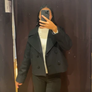 & Other Stories Kappa  - Köpt i höstas så jättefint skick! Används knappt så säljer vidare ❤️  Det är i materialet återvunnet ull så kommer inte noppra!  