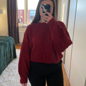Stickad tröja - Fin vinröd färg på stickad tröja från Gekås. Inte använd många gånger tyvärr. Passar även en M då den är ganska stor.