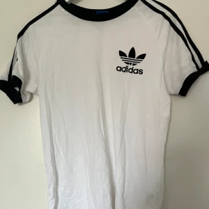Vit adidas t-shirt - Tröjan är använd ett fåtal gånger och är i mycket bra skick. Storlek S, normal i storleken💗