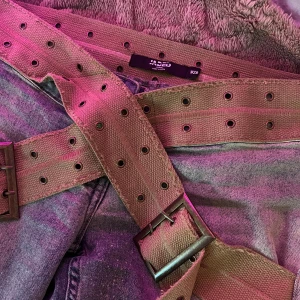 Low rise jeans - Super söta low rise jeans från Jaded London. Enbart använts 1 gång.  Ger en early 2000s asthetic och blir super cute med crop top🤭