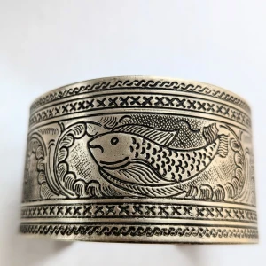 Vintage Metall armband i bronsfärg - Fisk präglad mässing manschettarmband Swim River Spirit Animal Fertility Classic Väldigt fint och unikt vintagearmband i fint begagnat skick. Det finns tecken på användning, men inget som påverkar eller stör.
