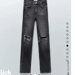 Zara jeans - Säljer dessa populära Zara jeansen med hål i storlek 34. Lite små på mig så kan tyvärr inte stänga dom. Skriv privat för frågor💕