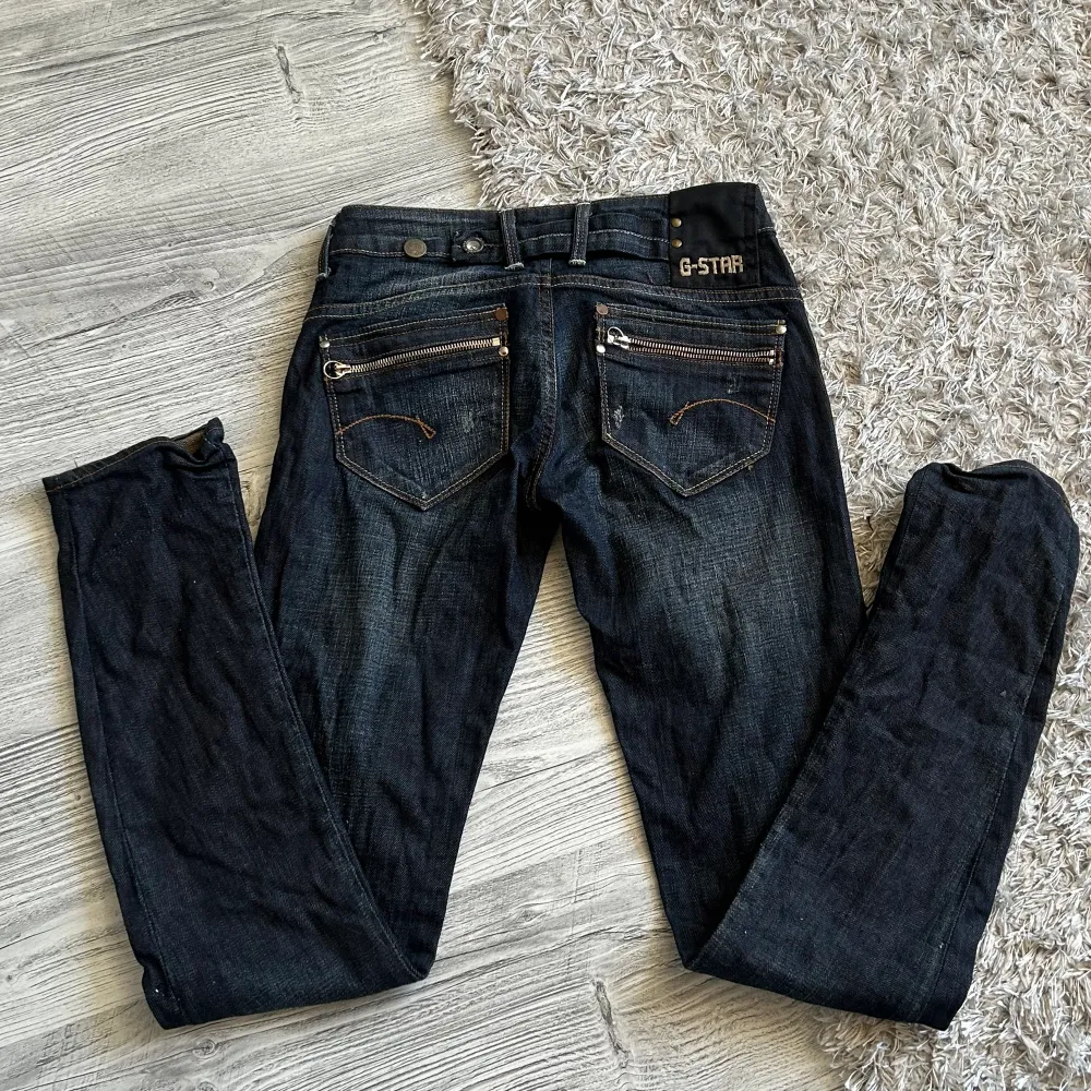 Jag säljer mina feta G-star jeans för dom är för små för mig, dom är jätte bra skick inte nån skada vad jag kan se köpta för 1299kr pris går att diskuteras💕. Jeans & Byxor.