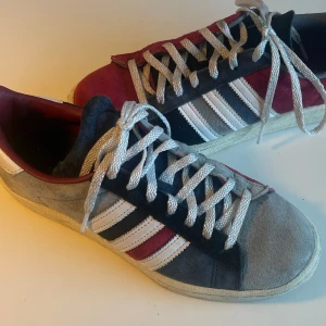 Unika adidas sneakers - Skit snygga vintage adidas skor. Bara för små för mig. Skriv för mer information eller fler bilder❤️