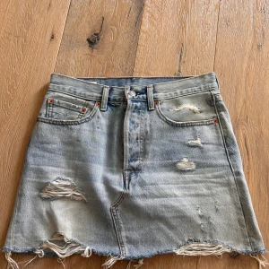 Levis Jeanskjol - Jeanskjol från Levis i storlek 27. Säljer då den inte kommer till nån användning. Midjemått: 39 cm❣️