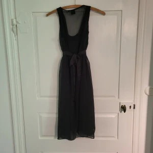 Svart midiklänning - Bra skick förutom vid axlarna, men det syns inte på avstånd. 