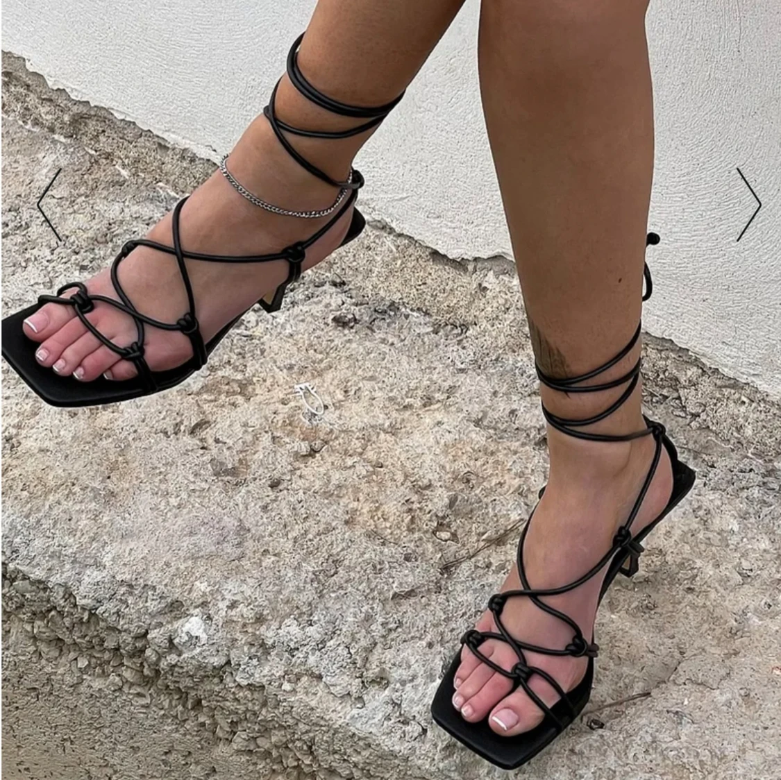 Stilettos med knutna ankelband