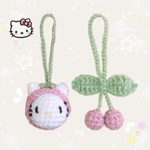 Hello Kitty Rosa Cherry Bag Charm 🕊️💮💞 - Supersöt virkad Hello Kitty med rosa luva tillsammans med körsbär. Passar perfekt att hängas som bag charm dekoration på din väska! 💌 Frakt 22kr via swish eller använd KÖP NU! Postas inom 2-3 dagar efter betalning 🤗