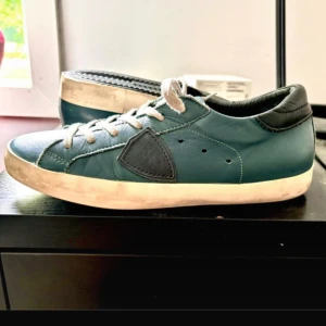 Philippe model - Philippe model i mycket fint skick. Storleken är 40 men passar som 40/40,5. Tveka inte med att ställa frågor! 😀