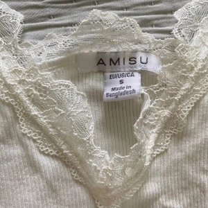 Linne med spets - Ett fint linne med spets från New Yorker! Använd en gång och är i nyskick!!