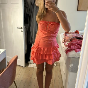 Klänning - så fin sommarklänning utan axelband!!🩷🩷🫶🏼 Ingen lapp men skulle säga storlek xs/s/m! 