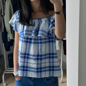 Blå randig offshoulder tröja / topp - Så gullig, inga defekter,kan bäras på olika sätt