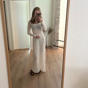 Strandklänning - Fin beige/vit lång strandklänning som tyvärr inte kommit till användning för mig. Går att använda en tunnare tubklänning under om man inte vill ha den som en genomskinlig Strandklänning. Köptes för ca 1 års sedan, kostade ca 500kr