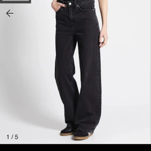 Jeans med hög midja - Svarta jeans, storlek M (W29-30) aldrig använda. 