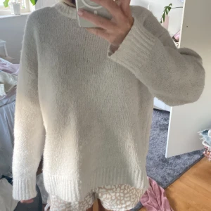 Stickad tröja  - Fin stickad tröja från Zara. Pris kan diskuteras. 