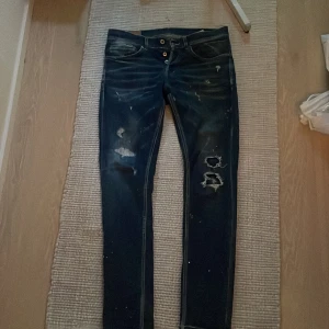 Säljer nu dessa feta Dondup jeansen  - Storlek 31, bra skick 8/10  Pris 1200 nypris 3000 Pris kan diskuteras!!