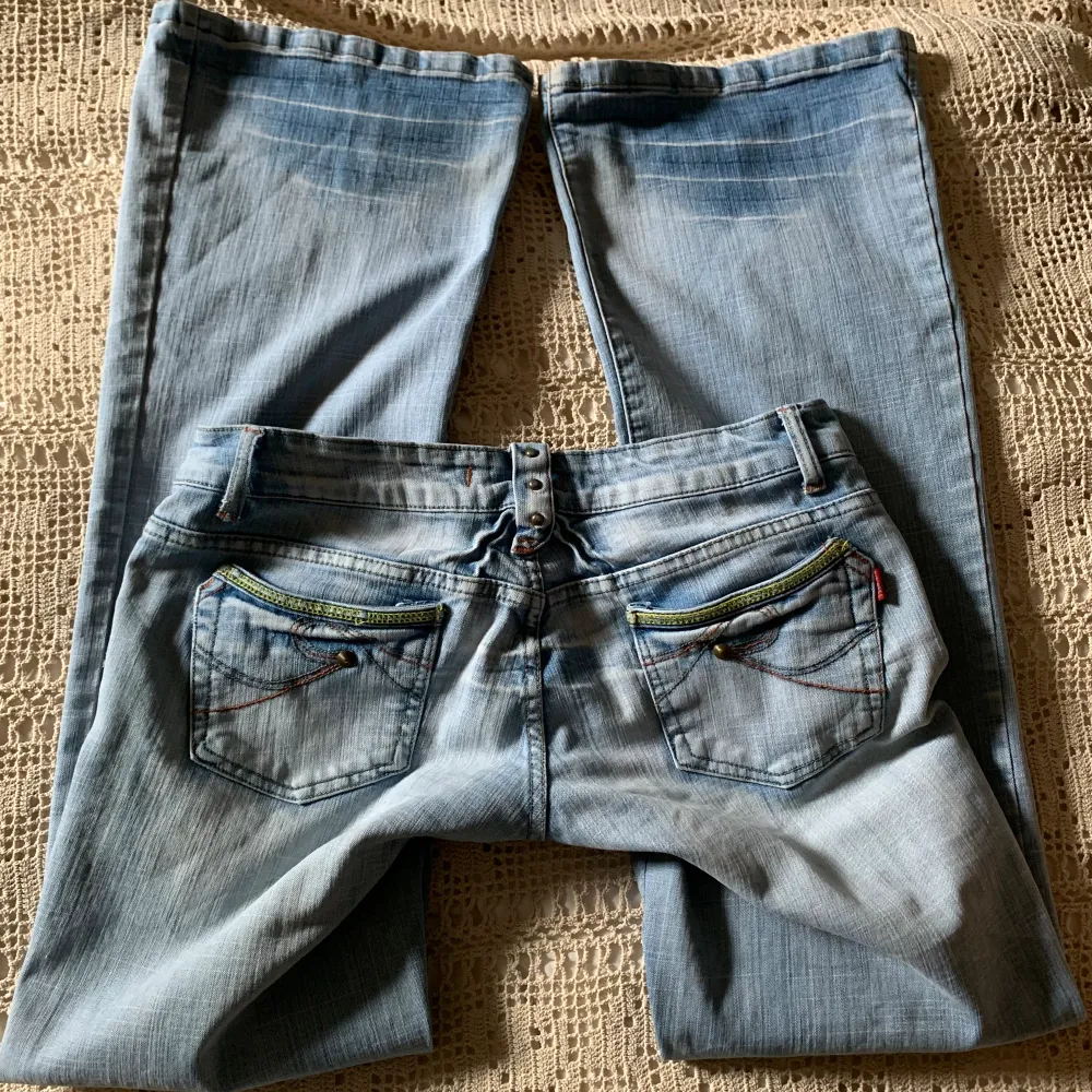 Ett par fina lågmidjade jeans, storlek L34 W32! Midjemått: 44cm, innerbenslängd: 84!  Skriv om du har frågor <3. Jeans & Byxor.