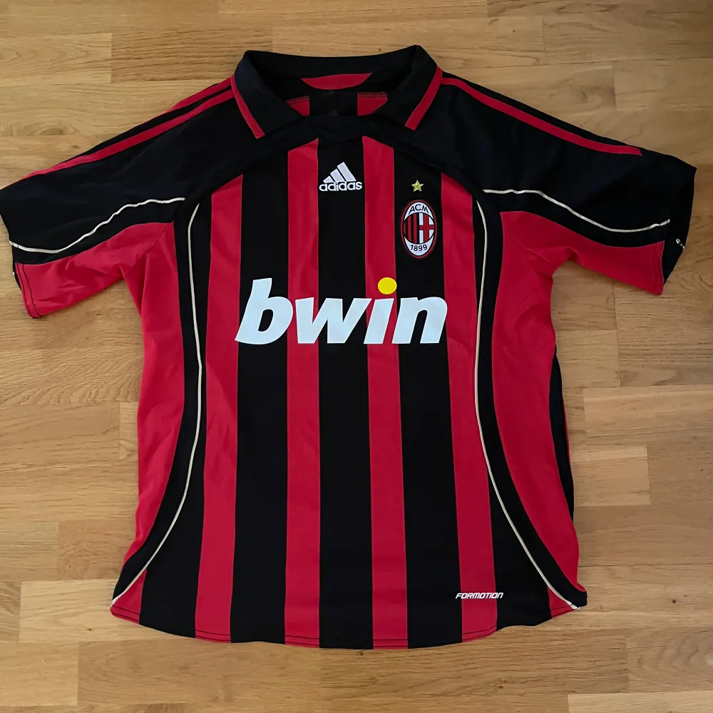 Tjena säljer denna retro Ac-Milan tröjan som är i riktigt bra skick och perfekt nu till sommaren!!🤝   Int org. T-shirts.