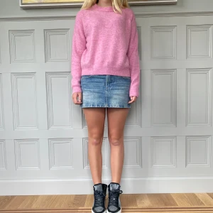 Rosa zara tröja - Superfin zara tröja! Den används inte längre. Sparsamt använd. Liten defekt i en söm (bild 3) därav priset.