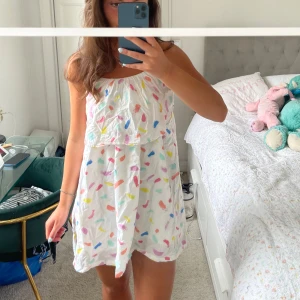 Klänning!  - Galet snygg klänning från benetton!!! Jag är 172 som referens❤️❤️❤️