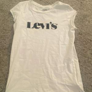 Säljer denna snygga vit svarta Levi’s t-shirten för den är för liten för mig och kommer inte till användning! Pris kan diskuteras
