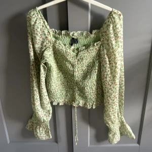 Blus  - En blus som aldrig kommit till användning 