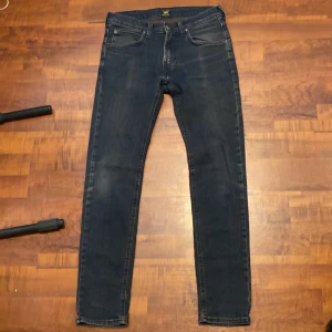 Mörkblå Lee jeans  - Nästan oanvända. Nyskick. Blåa Lee jeans. W29 L32 säljer för att dom e för korta. Kan mötas upp på södermalm. Fråga gärna efter mer/bättre bilder. 