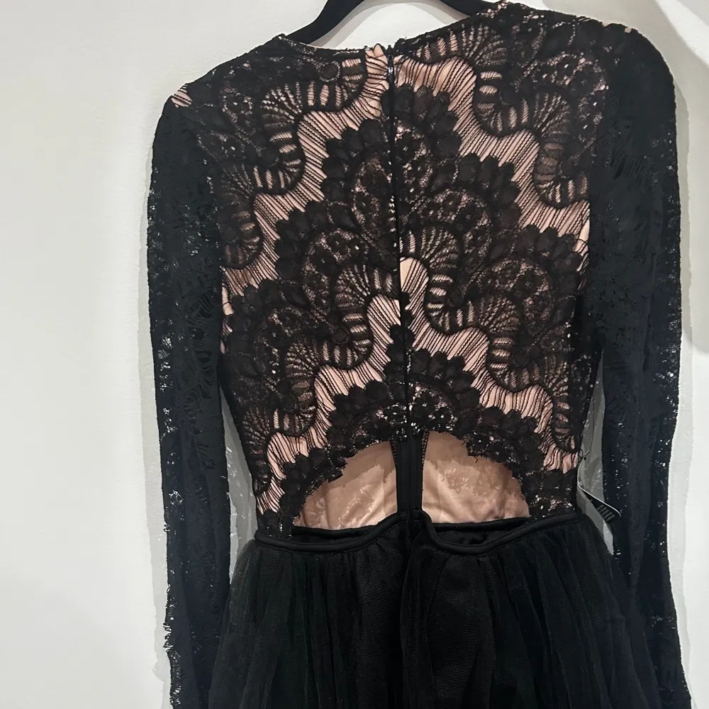 A black party dress. It's a long sleeve lace tutu dress black size EU 38. It is very elegant and classy and also very comfortable. It brand new and still has the tag on.. Klänningar.