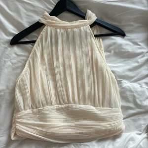 zara topp - fin topp från zara, knappt använd🥰