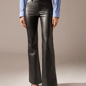 Skinnbyxor! - Säljer dessa skit populära och as snygga skinnbyxorna från Calzedonia!!! De är i nyskick och knappast använda❤️