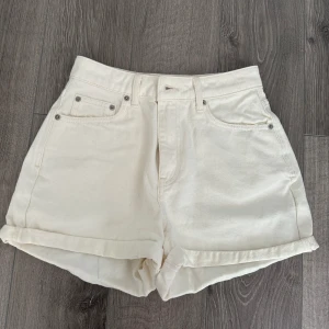 Jeansshorts från Nakd, storlek 36 - Jeansshorts med uppvikt kant Köpta förra sommaren och är använda ett fåtal gånger  Storlek: 36 Nypris: 399