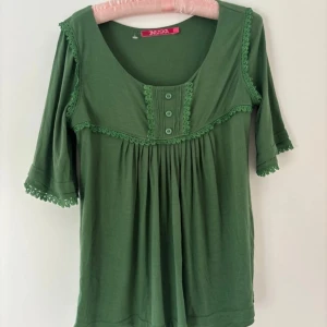 super söt grön topp - aldrig använd 💞 sååå fin!!! för fler bilder eller några frågor skicka ett meddelande 🎀 materialet är 100% modal