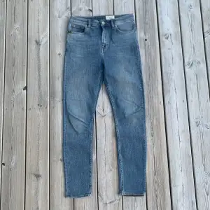 Säljer ett par jeans från Tiger of Sweden i storlek 29/30. Jeansen är slim fit/skinny. Hör av dig vid frågor eller funderingar!