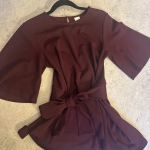 Knyttopp - Mörkröd knyttopp från visual clothing projekt i xs men passar större också då man knyter den. Köpt på ellos för länge sen