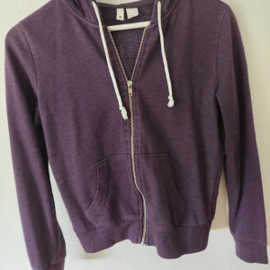 Zipup hoodie  - Lila kofta från h&m. Köpt 2ndhand tidigare, använt men i fint skick. 