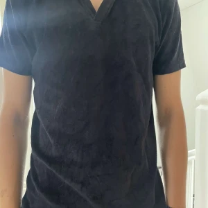 Mörk blå froté pike - Snygg mörkblå froté pike