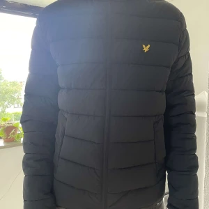 Lyle scott jacka  - I princip helt oanvända lyle scott jacka och det är derför den söljs också om du undrar något är det bara skriva