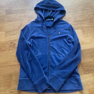 Ralph Lauren Zip Hoodie - En unik zip hoodie från Ralph Lauren i skönt corduroy material. Köpt online från Miinto för 1799kr, mitt pris: 549 🤝 Storlek M, mkt bra skick!